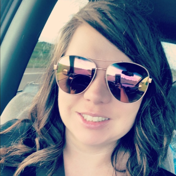 Meet your Posher, Sarah - Picture 1 of 1